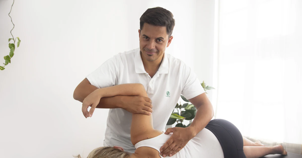 eine Frau, die von einem Mann eine Rückenmassage bekommt