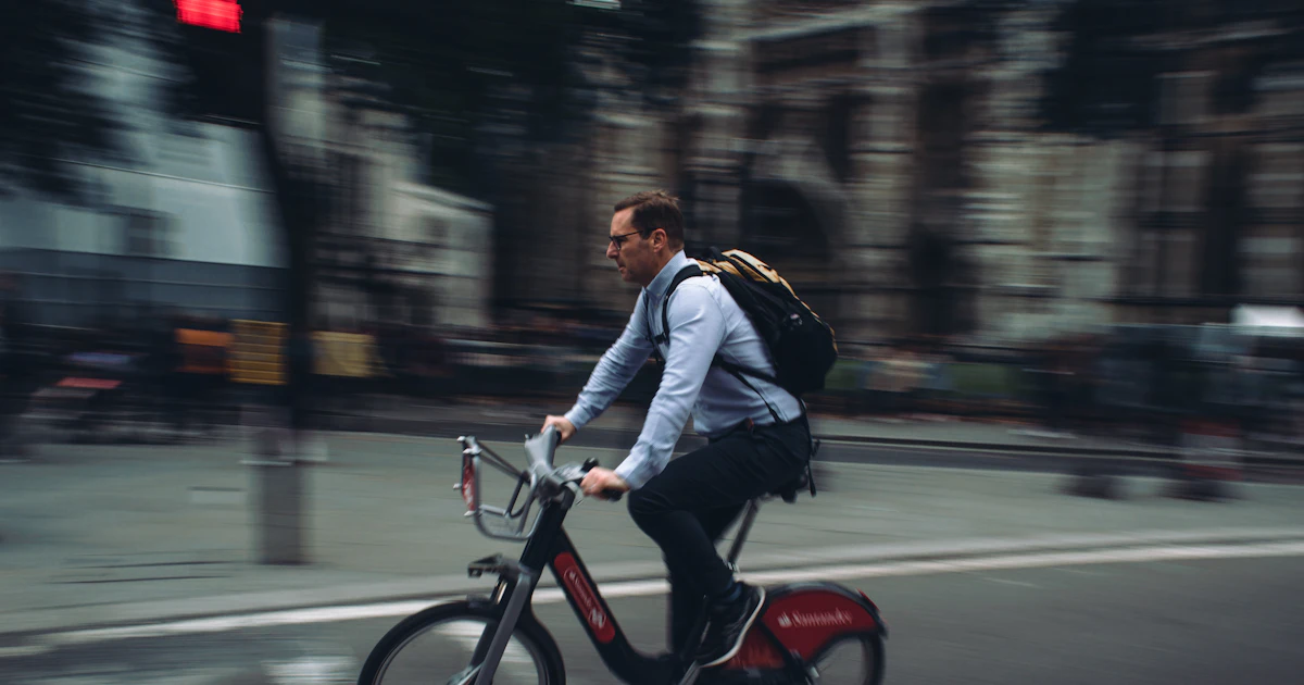 eine Person, die Fahrrad fährt