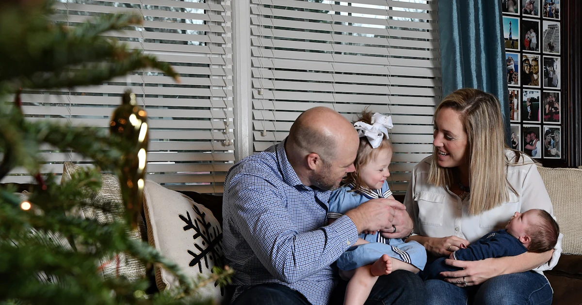 Die Familie posiert gemeinsam für ein Weihnachtsfoto